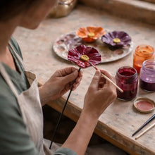 Afbeelding in Gallery-weergave laden, Handgemaakte Lieveheersbeestjesbloemen – weerbestendige keramische drinkbloemen, set van 4