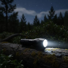 Afbeelding in Gallery-weergave laden, Lumen Pro - tactische zaklamp voor pure helderheid en veiligheid