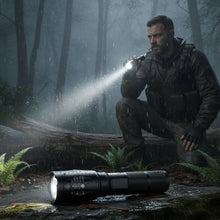 Afbeelding in Gallery-weergave laden, Lumen Pro - tactische zaklamp voor pure helderheid en veiligheid