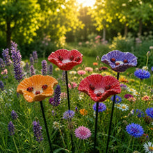 Afbeelding in Gallery-weergave laden, Handgemaakte Lieveheersbeestjesbloemen – weerbestendige keramische drinkbloemen, set van 4