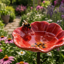 Afbeelding in Gallery-weergave laden, Handgemaakte Hommelbloemen – weerbestendige keramische drinkplaatsen voor hommels, set van 4.
